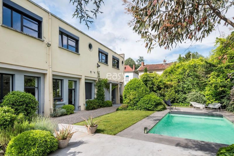 maison contemporaine avec piscine à louer près de lyon
